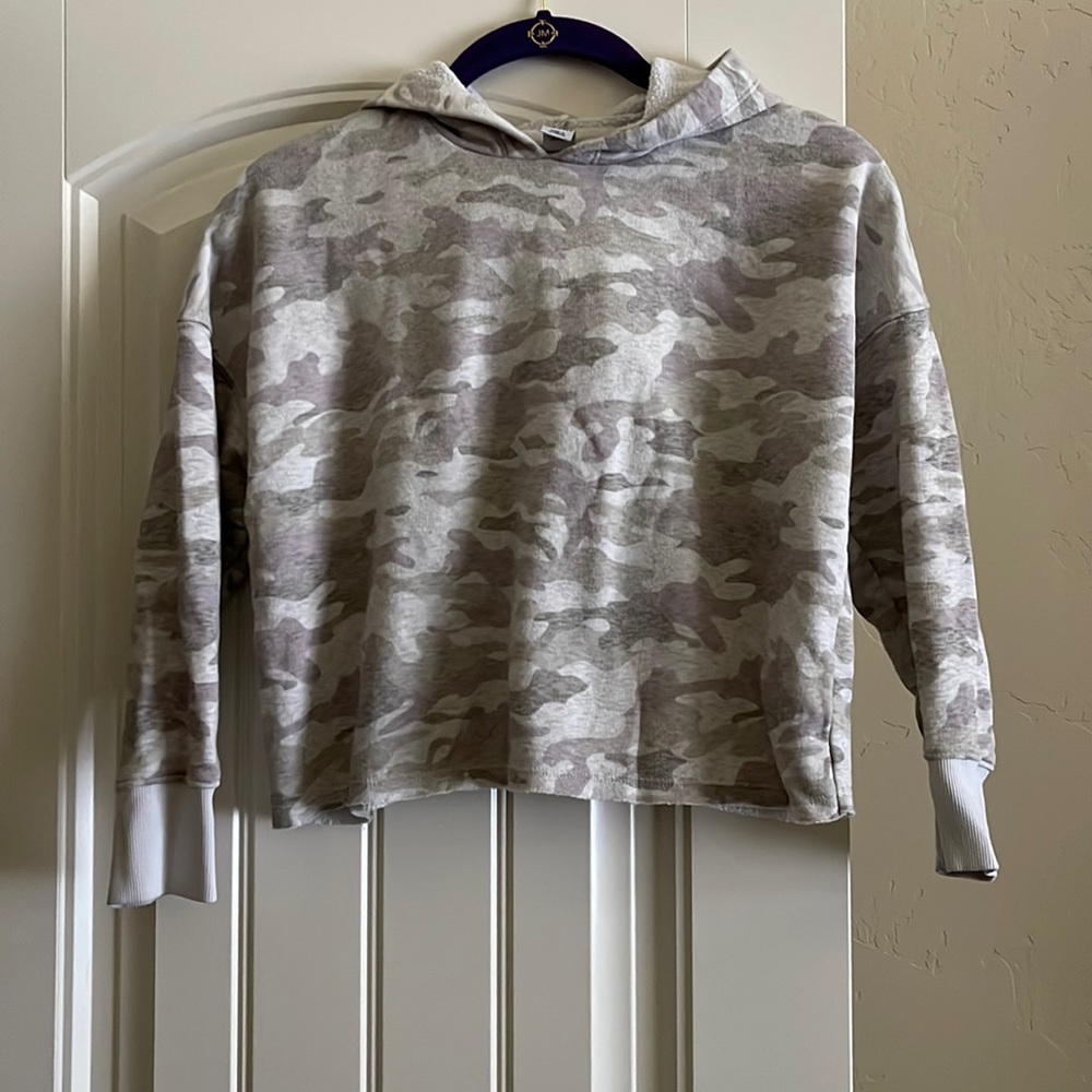 Hooded cropped camo sweatshirt